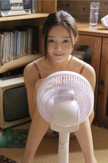 女生被男生揉头